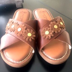 New Sz 8 wide Hush puppy sandals
